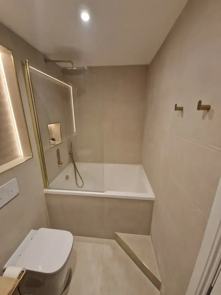 Main bathroom by Clan Bathrooms, Glasgow